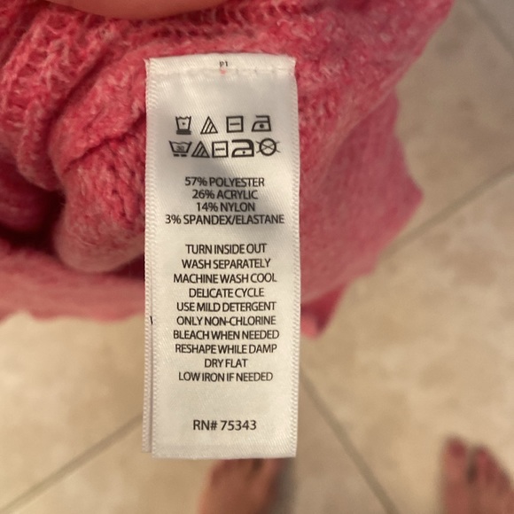 Beautiful NWT Cupcakes and Cashmere sweater- very soft/cozy•XS•Valentine’s Day - Picture 4 of 4